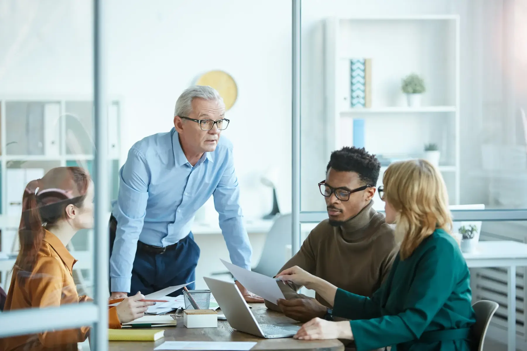 Een ervaren collega neemt met zijn team het werk door