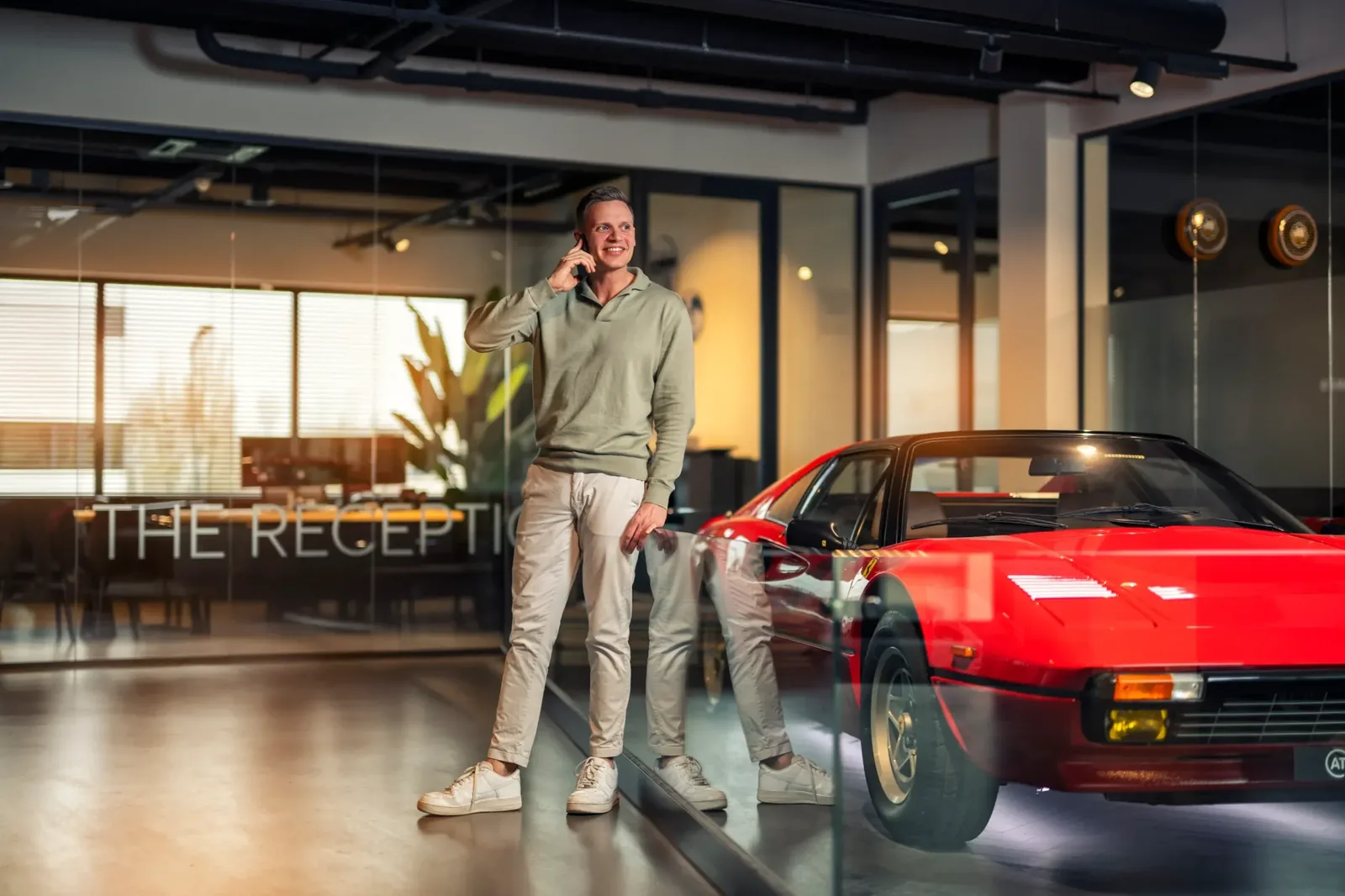 Een Blacktang collega aan de telefoon in de hal van het pand